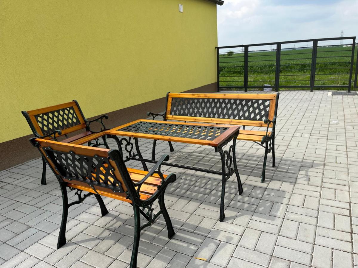 Apartment Golden Prague 78 Vestec  エクステリア 写真